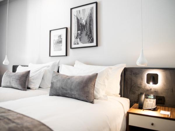 Dominium Palace : photo 3 de la chambre chambre de luxe - vue sur piscine