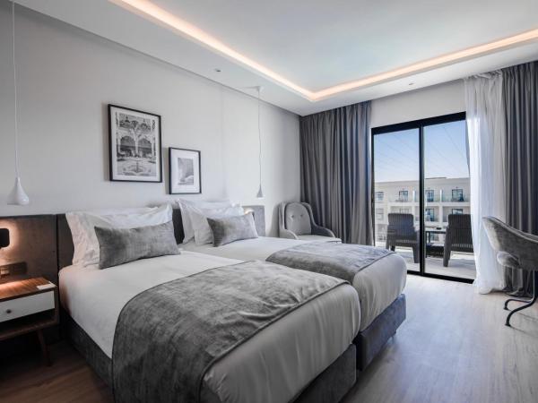 Dominium Palace : photo 4 de la chambre chambre de luxe - vue sur piscine