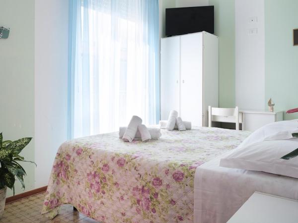 Hotel Cheri : photo 2 de la chambre chambre double ou lits jumeaux avec balcon