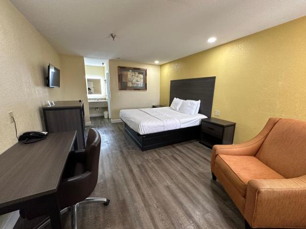Rodeway Inn & Suites Hwy 290 NW : photo 2 de la chambre chambre lit king-size - fumeurs