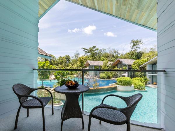 Island Escape Burasari : photo 2 de la chambre hébergement deluxe avec transfert régulier en bateau - vue sur piscine