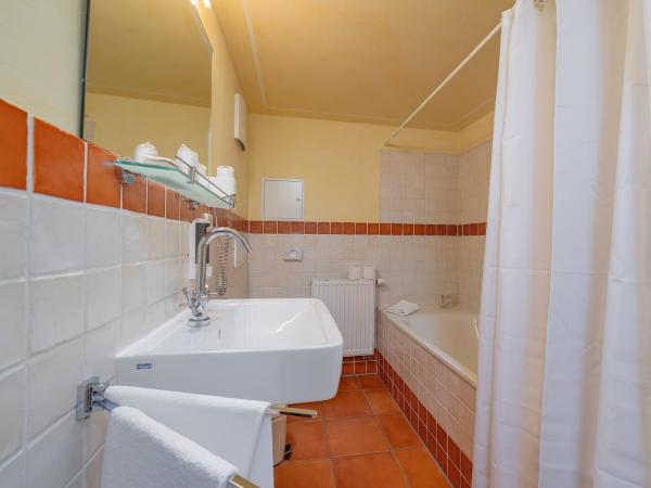 Ristorante e Pensione La Campagnola : photo 6 de la chambre chambre double deluxe avec baignoire