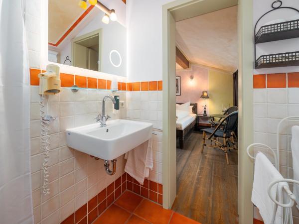 Ristorante e Pensione La Campagnola : photo 5 de la chambre chambre double avec salle de bains privative