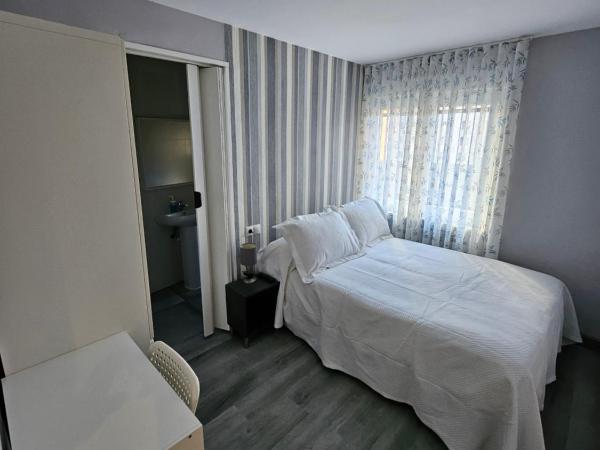 HOSTAL FONCALADA : photo 8 de la chambre chambre double avec salle de bains privative