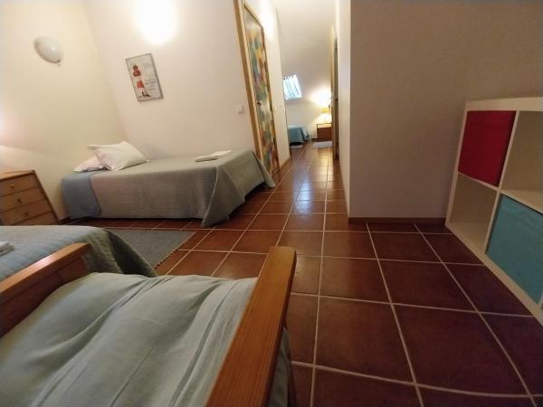 Supertubos Beach Hostel : photo 1 de la chambre chambre quadruple