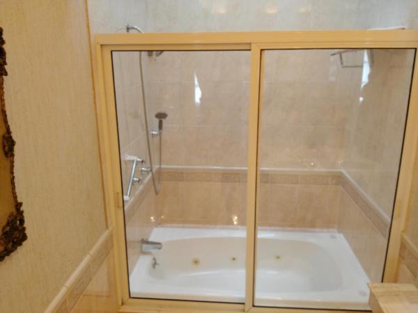 Hotel Boutique La Mision De Fray Diego : photo 8 de la chambre suite junior avec 1 lit king-size et baignoire spa - vue sur jardin