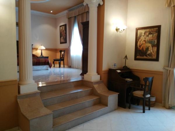 Hotel Boutique La Mision De Fray Diego : photo 1 de la chambre suite principale avec 1 lit king-size et baignoire spa - vue sur jardin