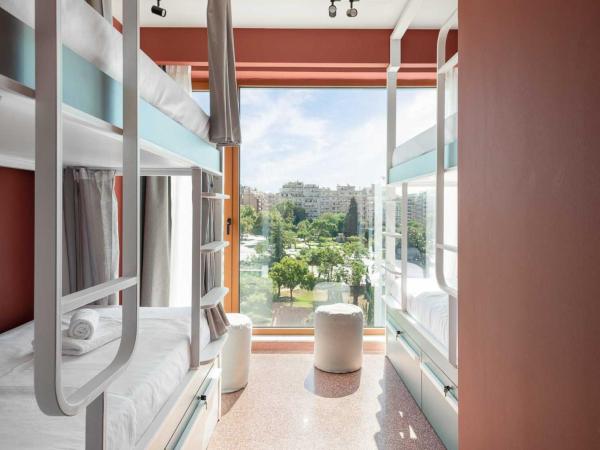 Zeus is Loose : photo 1 de la chambre bed in 4-bed female dorm with city view