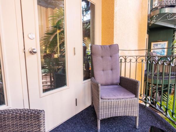 Hotel Plaza Quebec : photo 4 de la chambre chambre signature avec cheminée, 1 lit queen-size et 1 lit escamotable queen-size - balcon intérieur