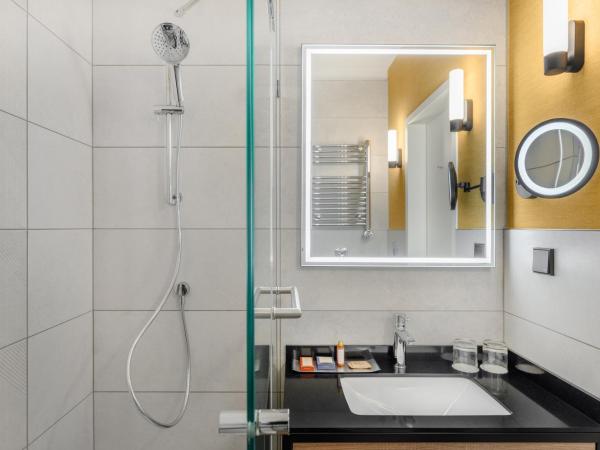 Danubius Hotel Helia : photo 5 de la chambre chambre double premium récemment rénovée - vue sur ville