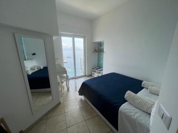La Terrazza sul Mare : photo 6 de la chambre chambre lit queen-size - vue sur mer