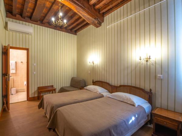 Hotel De La Cloche : photo 2 de la chambre chambre lits jumeaux standard