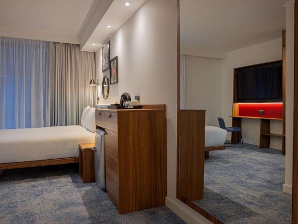 Hampton by Hilton London Waterloo : photo 7 de la chambre chambre lit queen-size - pour personnes à mobilité réduite