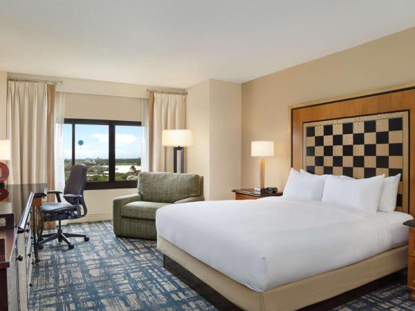 Hilton Orlando Lake Buena Vista - Disney Springs™ Area : photo 1 de la chambre chambre lit king-size avec vue sur le parc disneyland