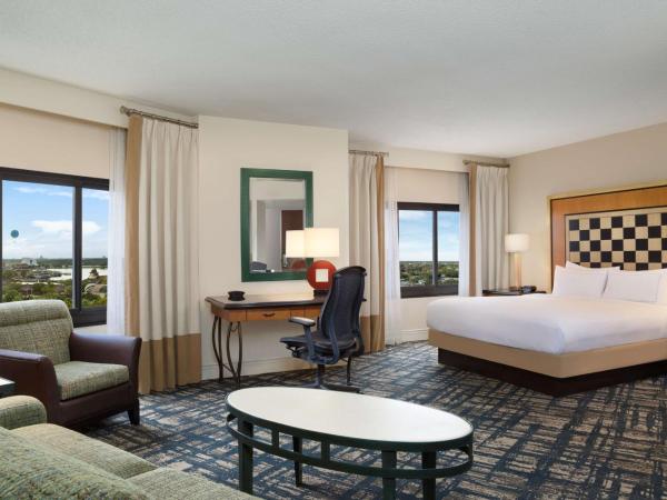 Hilton Orlando Lake Buena Vista - Disney Springs™ Area : photo 2 de la chambre suite lit king-size avec canapé-lit