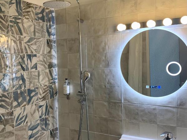 Ambassadeur Hotel - Cherbourg Port de Plaisance : photo 2 de la chambre chambre lits jumeaux supérieure - vue sur port de plaisance