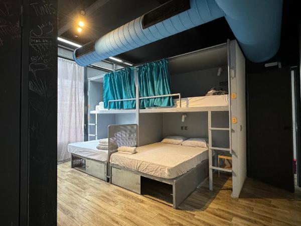 Iconic Athens Hostel : photo 2 de la chambre lit dans dortoir de 8 lits