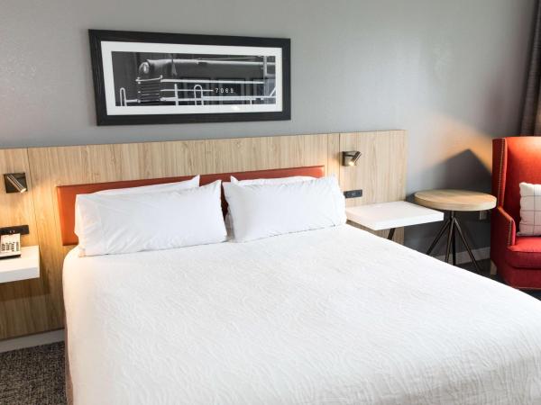 Hilton Garden Inn Savannah Historic District : photo 2 de la chambre chambre lit king-size avec balcon