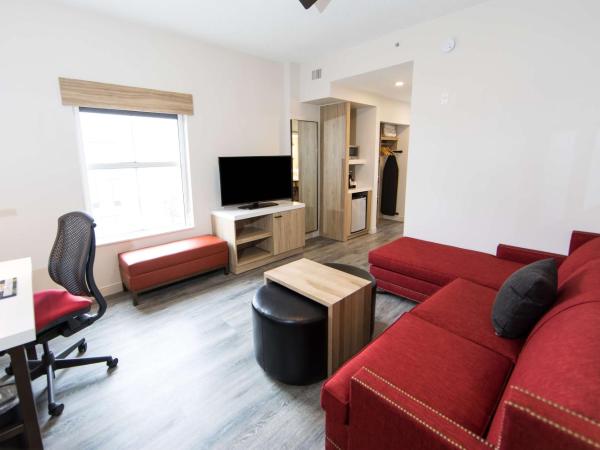 Hilton Garden Inn Savannah Historic District : photo 3 de la chambre suite 1 chambre lit king-size avec canapé-lit