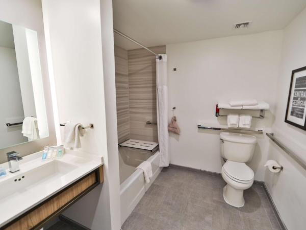 Hilton Garden Inn Savannah Historic District : photo 1 de la chambre chambre lit king-size avec baignoire - accessible aux personnes à mobilité réduite et adaptée aux personnes malentendantes