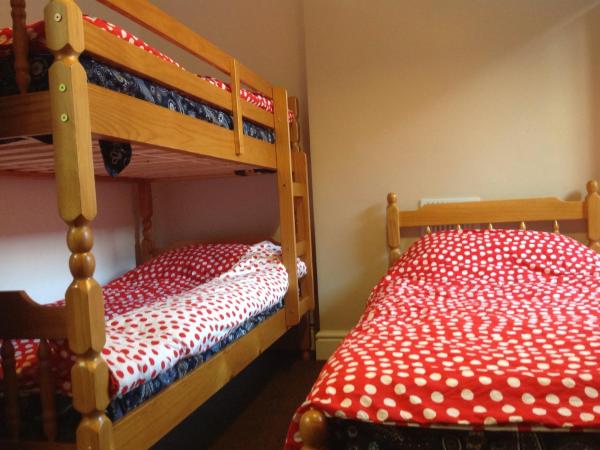 Clift Guest House : photo 2 de la chambre chambre triple avec salle de bains commune