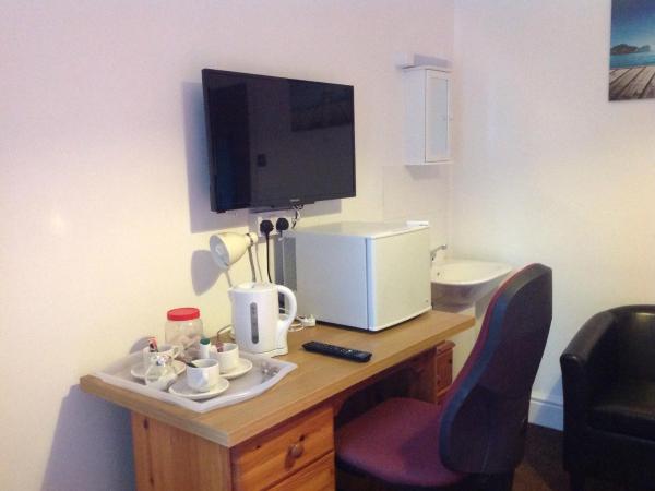 Clift Guest House : photo 5 de la chambre chambre triple avec salle de bains commune