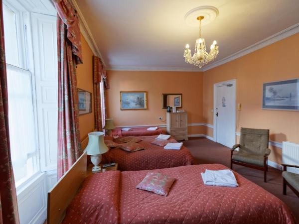 Averon Guest House : photo 6 de la chambre chambre familiale avec salle de bains privative