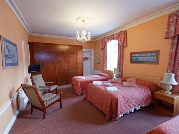 Averon Guest House : photo 8 de la chambre chambre familiale avec salle de bains privative