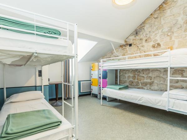 Young and Happy Latin Quarter by Hiphophostels : photo 1 de la chambre lit simple dans dortoir mixte de 6 lits avec salle de bains commune