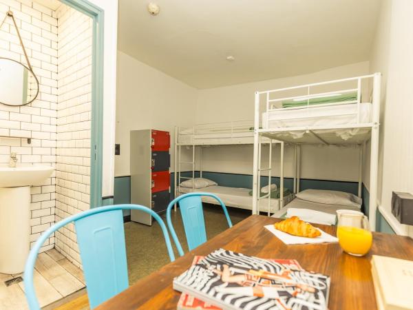 Young and Happy Latin Quarter by Hiphophostels : photo 4 de la chambre chambre quadruple avec douche