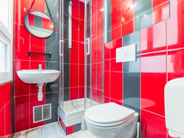 Young and Happy Latin Quarter by Hiphophostels : photo 3 de la chambre lit dans dortoir mixte de 6 lits avec salle de bains privative