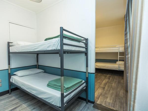Young and Happy Latin Quarter by Hiphophostels : photo 3 de la chambre lit simple dans dortoir mixte de 6 lits avec salle de bains commune