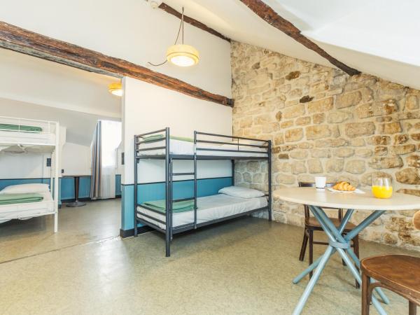 Young and Happy Latin Quarter by Hiphophostels : photo 9 de la chambre lit simple dans dortoir mixte de 6 lits avec salle de bains commune