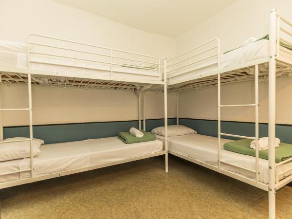 Young and Happy Latin Quarter by Hiphophostels : photo 3 de la chambre chambre quadruple avec douche