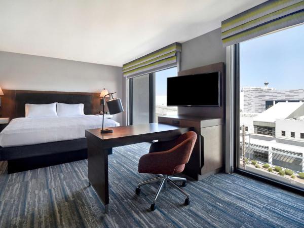 Hampton Inn & Suites Las Vegas Convention Center - No Resort Fee : photo 1 de la chambre suite studio lit king-size - non-fumeurs