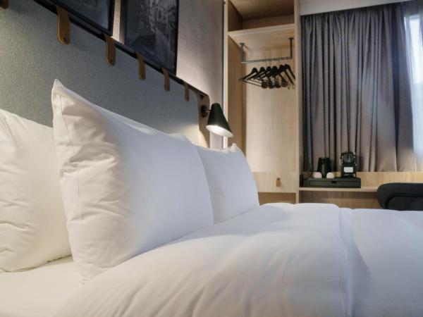 Campanile Prime Paris 19 - La Villette : photo 5 de la chambre chambre supérieure - lit queen-size