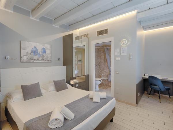 Hotel Fontana Verona : photo 3 de la chambre chambre lit queen-size avec salle de bains pour personnes à mobilité réduite - annexe