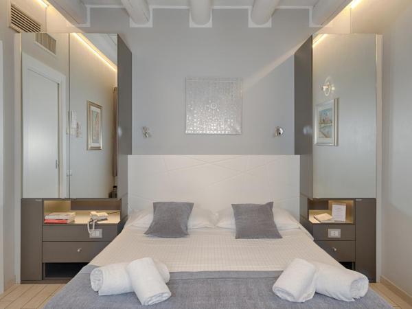 Hotel Fontana Verona : photo 4 de la chambre chambre lit queen-size avec salle de bains pour personnes à mobilité réduite - annexe