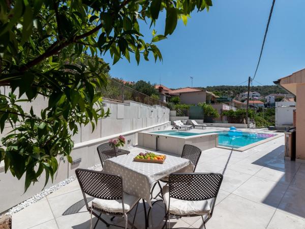 Apartment Villa Lavandula - Swimming pool view : photo 1 de la chambre appartement - vue sur jardin