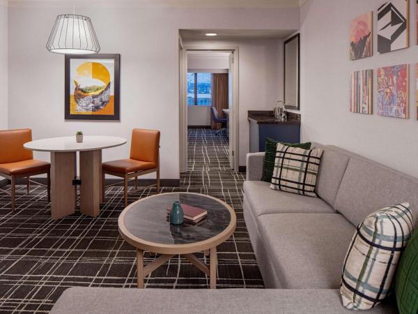 Doubletree Suites by Hilton Salt Lake City : photo 2 de la chambre suite 1 chambre lit king-size avec canapé-lit