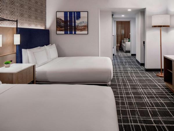 Doubletree Suites by Hilton Salt Lake City : photo 2 de la chambre queen suite with roll-in shower - mobility accessible