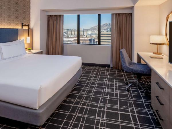 Doubletree Suites by Hilton Salt Lake City : photo 8 de la chambre suite 1 chambre lit king-size avec canapé-lit