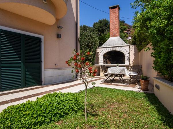Apartment Villa Lavandula - Swimming pool view : photo 5 de la chambre appartement avec terrasse