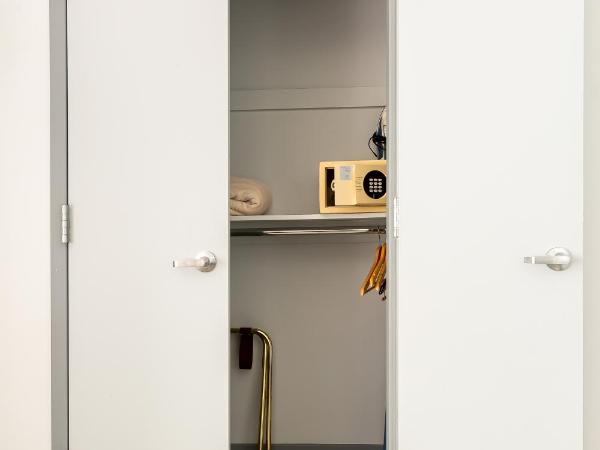 Hotel St. James : photo 8 de la chambre chambre lit king-size - accessible aux personnes à mobilité réduite