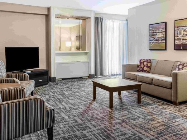 Best Western Ville-Marie Hotel & Suites : photo 1 de la chambre suite lit queen-size avec bain à remous