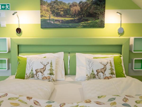 Balaton Fantasy Villa : photo 6 de la chambre chambre lit king-size - vue sur lac