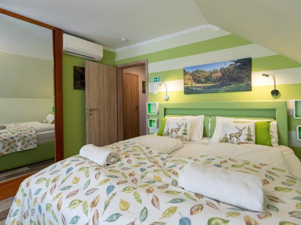 Balaton Fantasy Villa : photo 7 de la chambre chambre lit king-size - vue sur lac