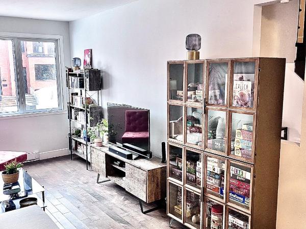 Beautiful Luxury Shared Home in Montreal : photo 7 de la chambre chambre quadruple avec salle de bains privative