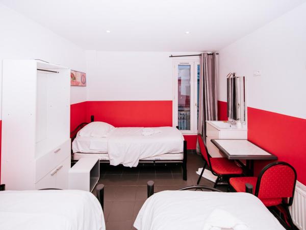 Hotel De La Poste : photo 2 de la chambre chambre triple avec salle de bains commune