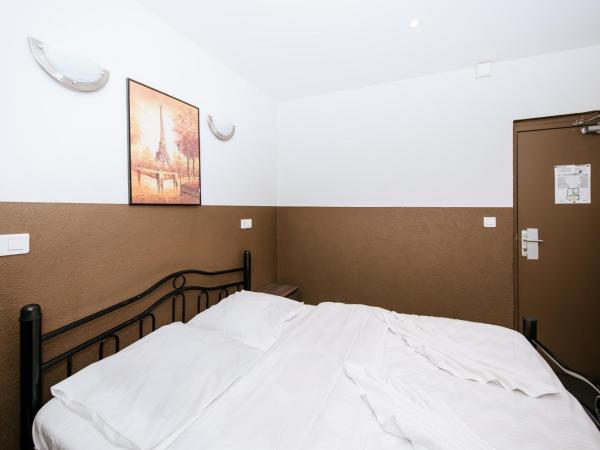 Hotel De La Poste : photo 9 de la chambre chambre double standard avec salle de bains commune